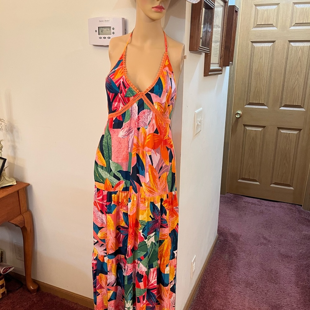New dress absolutely beautiful size Small